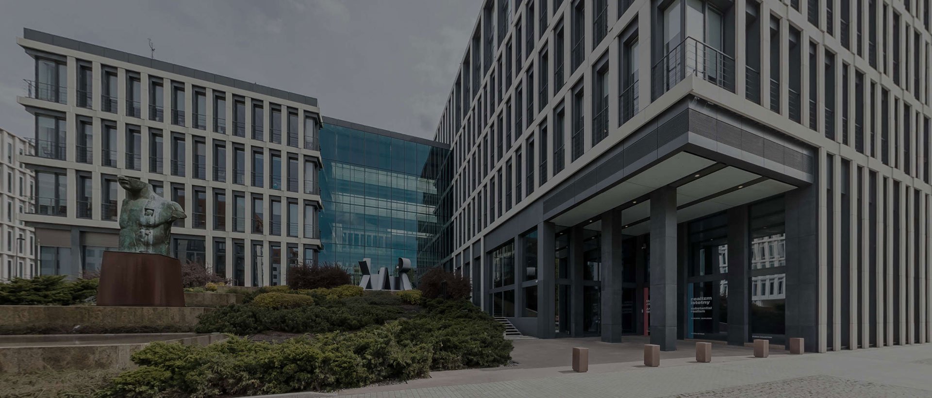 Udostępniamy Państwu możliwość oglądania wnętrz w siedzibie Fundacji
oraz wirtualnego spacerowania po wybranych wystawach.
Zobacz →